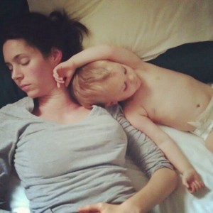 Dítě ve spánku většinou šikanuje jen jednoho rodiče