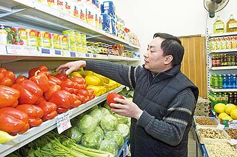 Pan Chu z brněnské večerky bourá stereotypy. On žádnou trávu nepěstuje. Je poctivý obchodník, který prodává padělané papriky.