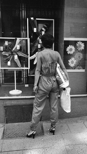 Zákaznice si prohlíží výlohu brněnského obchodu s punčochami v roce 1981