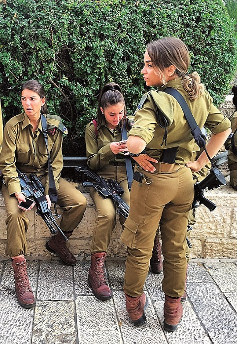 Muži rukují do armády na tři roky, ženy na dva. Izraelské ženy jsou i díky této zkušenosti emancipované, sebevědomé a rázné a také vstřícné.