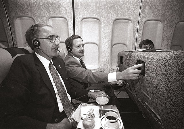 Rok 1988 a první osobní zábavní systém. Displeje měly tehdy miniaturní úhlopříčku 2,7 palce. Rok 1988 a první osobní zábavní systém. Displeje měly tehdy miniaturní úhlopříčku 2,7 palce.