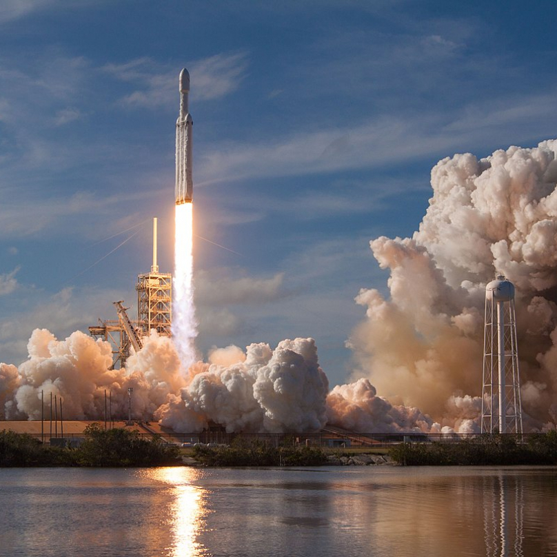 SpaceX založil Elon Musk v roce 2002. Společnost postupně představila nosné rakety Falcon 1 a Falcon 9 a kosmickou loď Dragon. Žhavou novinkou je nosná raketa Falcon Heavy, což je v současnosti nejsilnější nosná raketa.