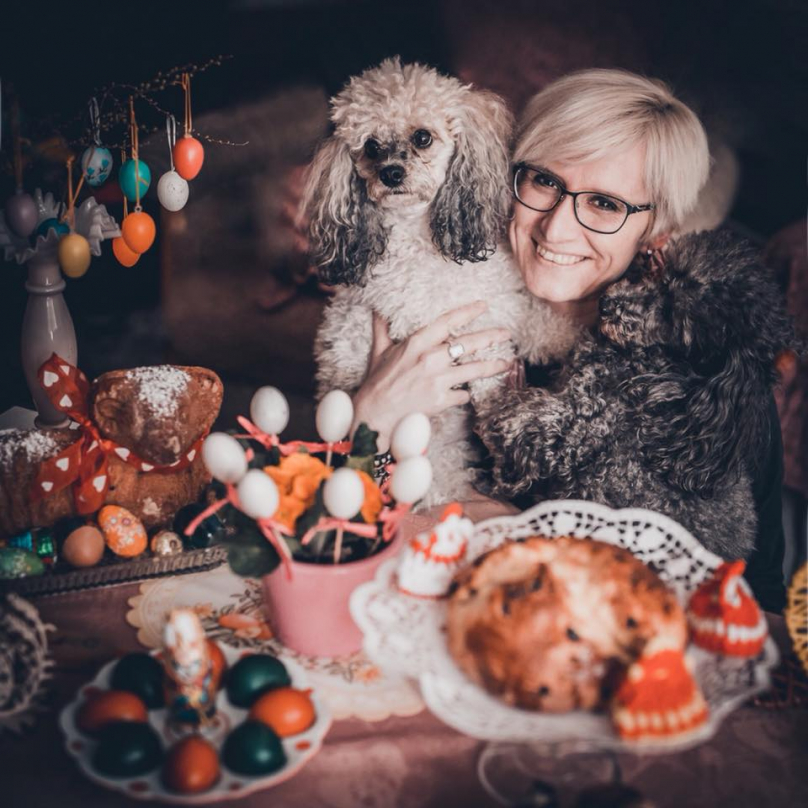 Vánoční přání Karly s velikonoční tematikou a psem, který chce zemřít