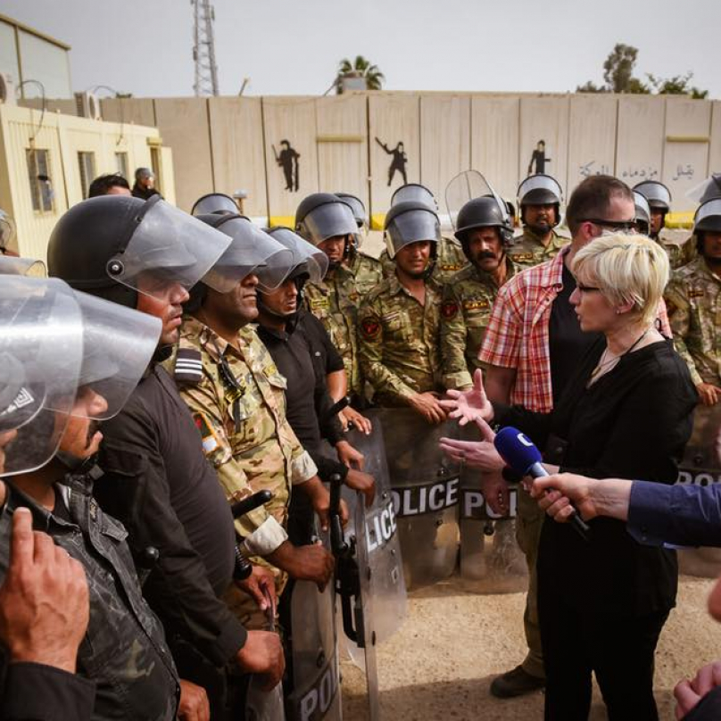 Karla hovoří s iráckými vojáky, kteří neumí česky a neví, kdo je Karla