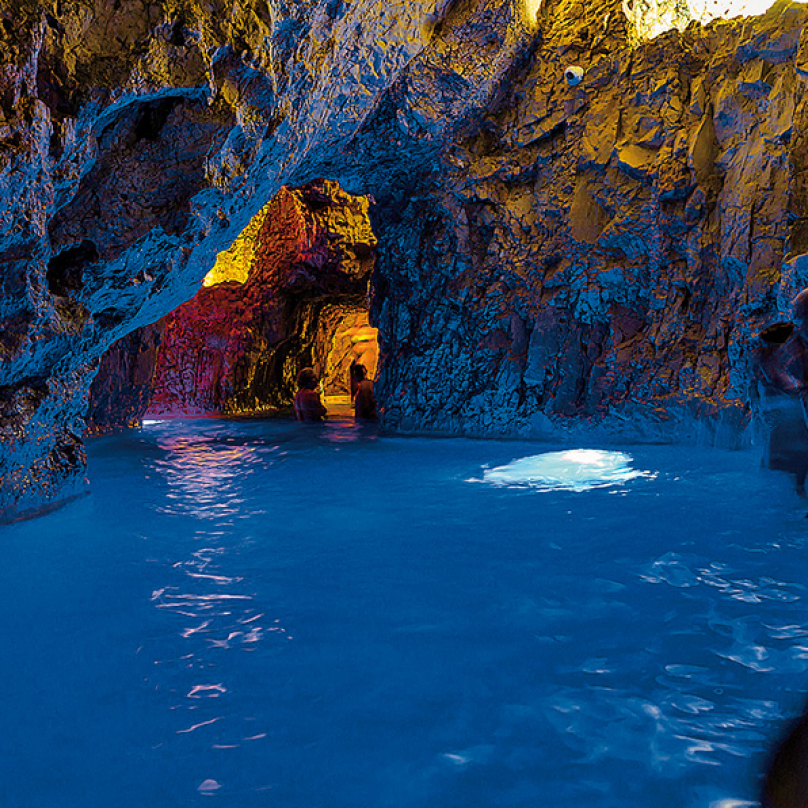 Jeskynní lázně Miskolctapolca – 150 metrů přírodních jeskynních tunelů s termální vodou. V jednom z dómů je také kaple, kde se každou neděli konají mše.