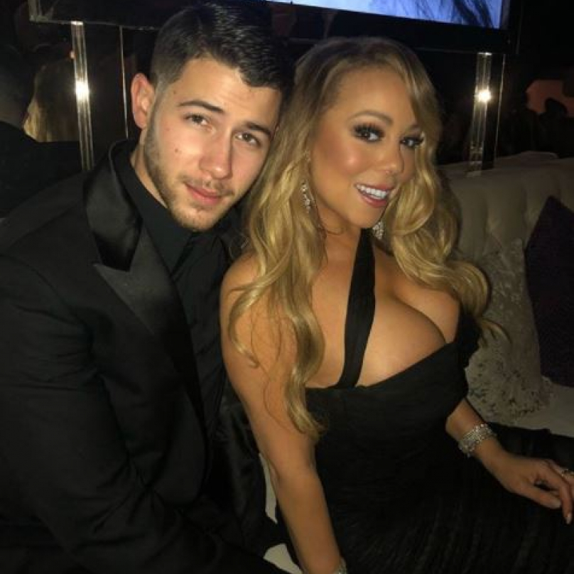 Popová dvojka: Nick Jonas se na párty po slavnostním ceremoniálu tulil k Mariah Carey.