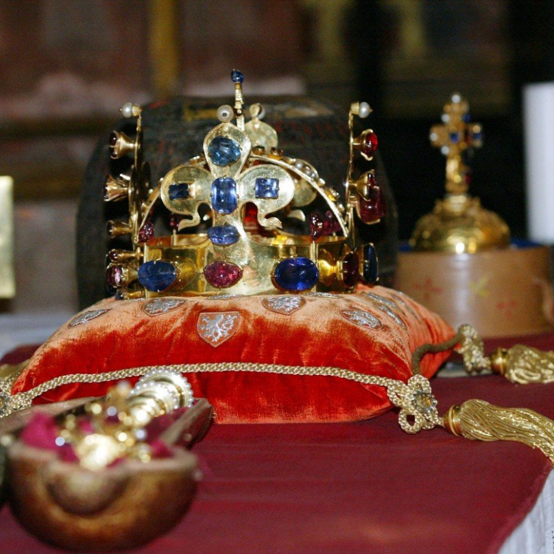 Součástí kompletního souboru je koruna, žezlo, jablko, ale také korunovační plášť, manipul, poduška pod korunu a další.