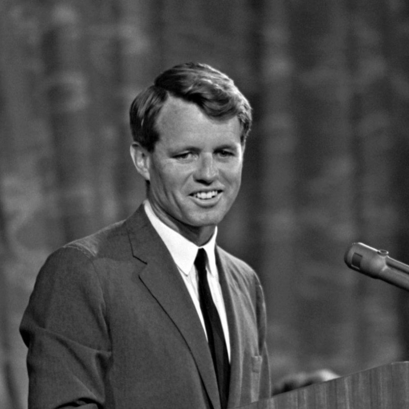 Kennedy III je vnukem senátora Roberta &quot;Bobbyho&quot; Kennedyho, takže nese odkaz milované americké rodiny.