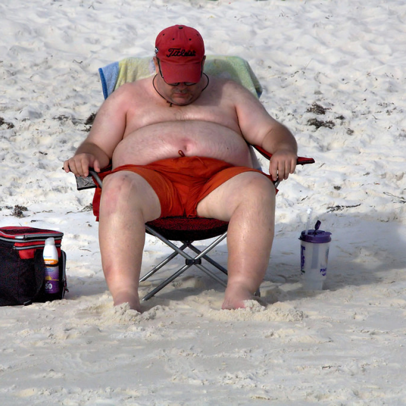Na některé pláže mají rovněž zákaz vstupu obézní lidé.