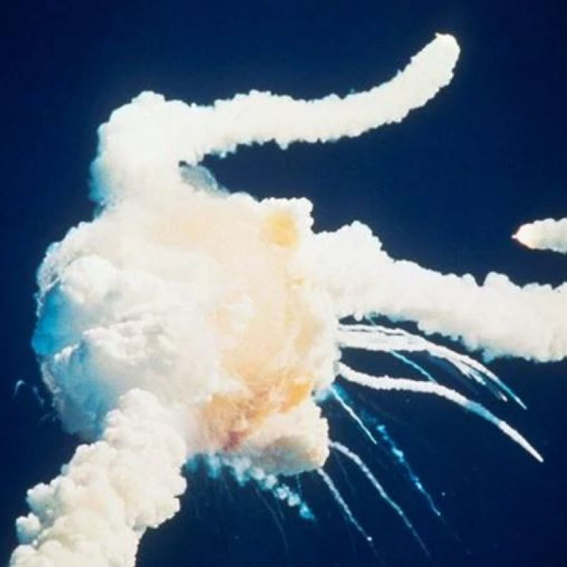 Tragédie raketoplánu Challenger. Ten minutu po startu začal hořet a krátce na to explodoval. Nikdo z členů posádky nepřežil.