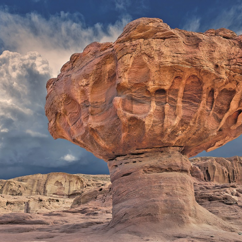 Kamenná erodovaná „houba“  je symbolem Národního parku Timna nedaleko Eilatu. Strhující krajina, starověké doly na měď a barevné skalní sloupy. Musíte vidět!
