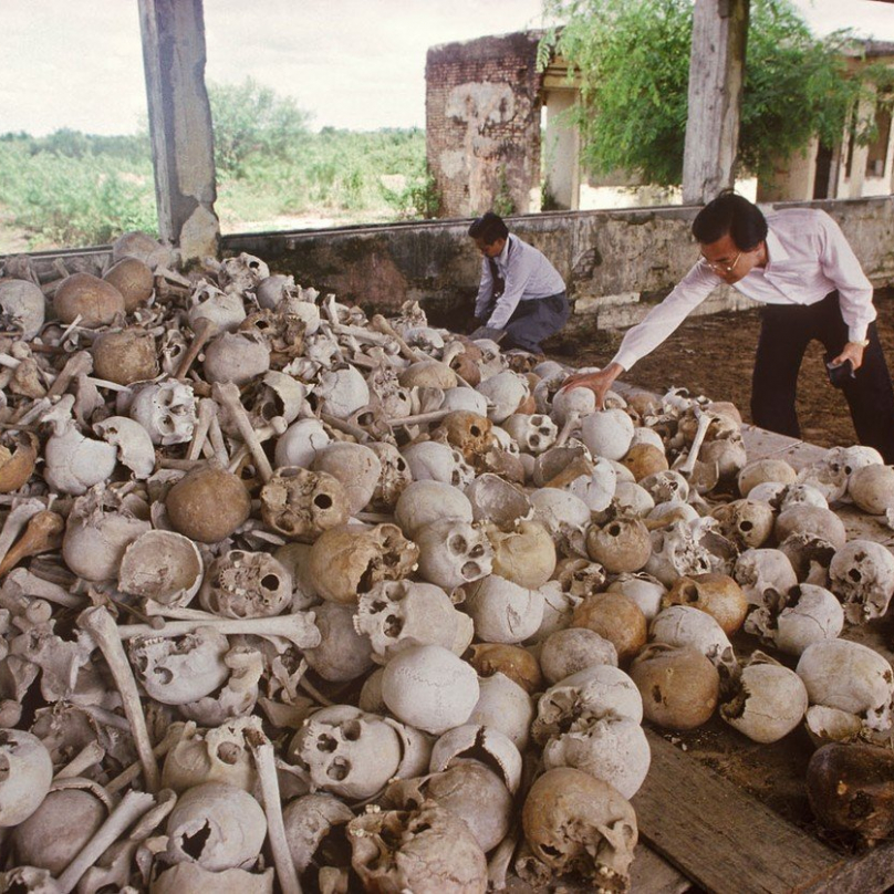 Ač striktní vegan, stejně za sebou Pol Pot zanechal hromady kostí