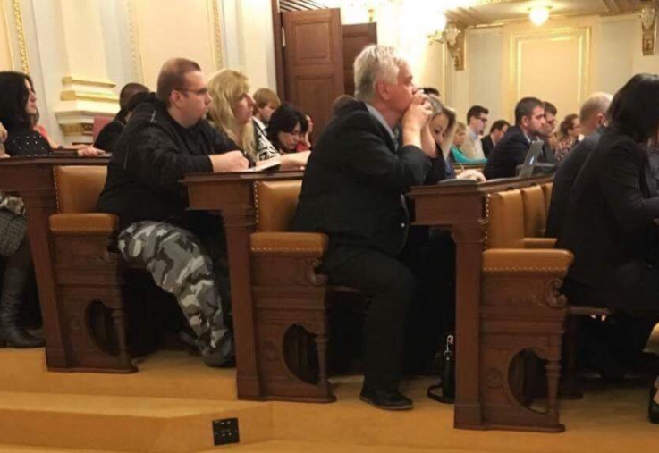 Muž, který přišel do Poslanecké sněmovny ČR v maskáčích, nedal českému národu pár dní spát.