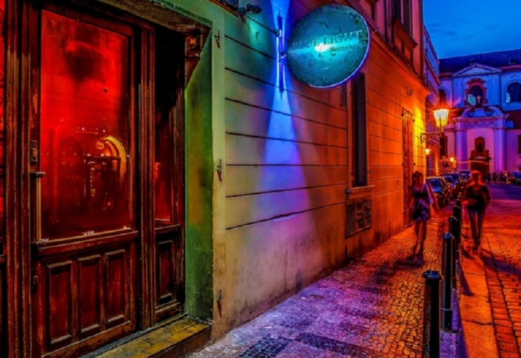 Blue Light Bar v Josefské ulici byl právem nejznámějším barem v Praze. Díky zákazu kouření ale musí po 22 letech skončit.