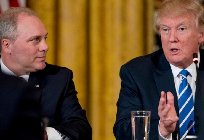 Trump se svým dobrým přítelem, republikánským kongresmanem Stevem Scalisem. Ten byl v den jeho narozenin postřelen.