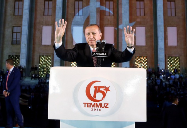 Rok po potlačeném puči je Turecký prezident Recep Tayyip Erdoğan silnější než kdy předtím. Z oslav výročí puče udělal propagandistickou akci, během které si opět upevnil svou pozici.