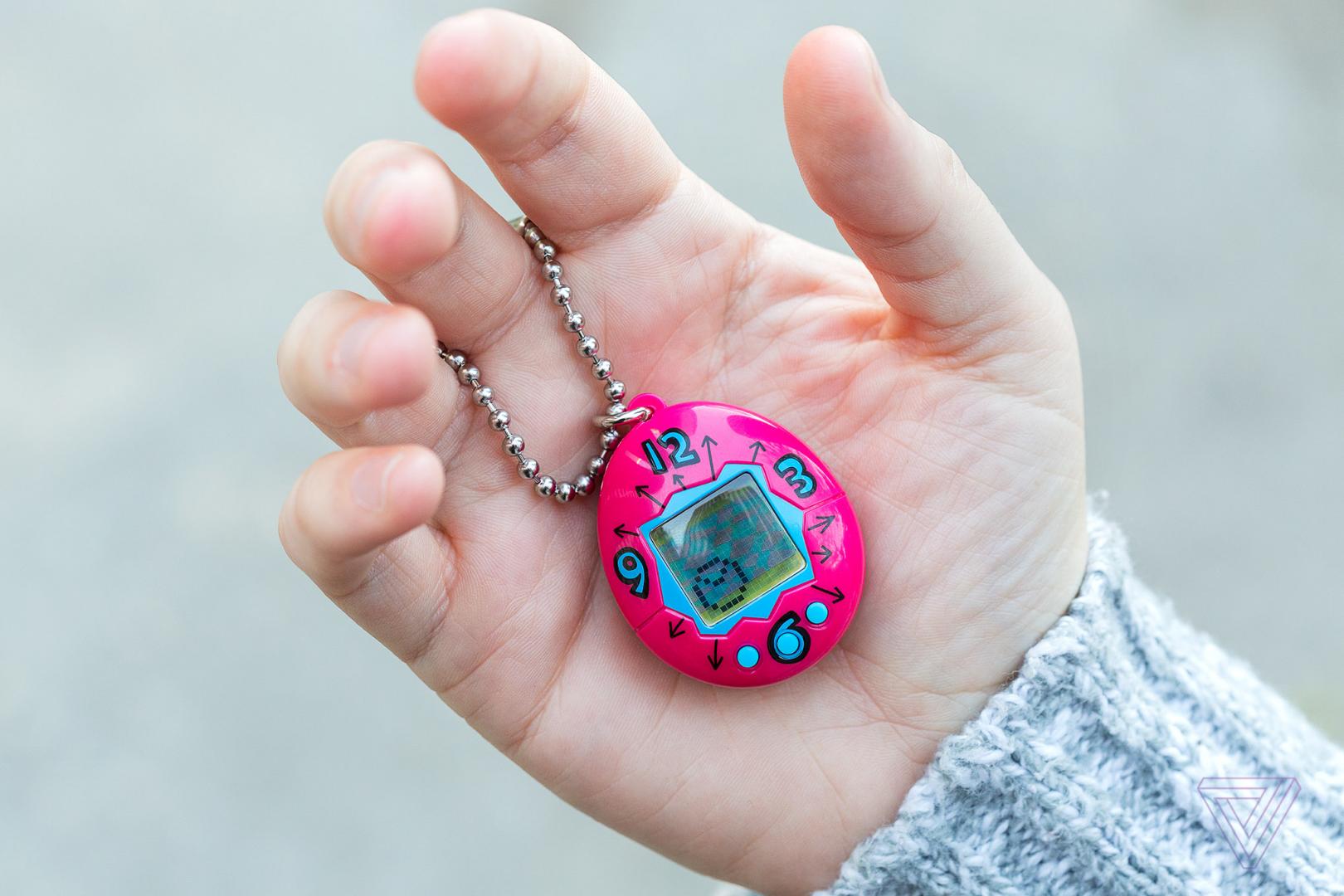 Tamagotchi. Тамагочи игрушка. Тамагочи ребенок. Тамагочи в руках.