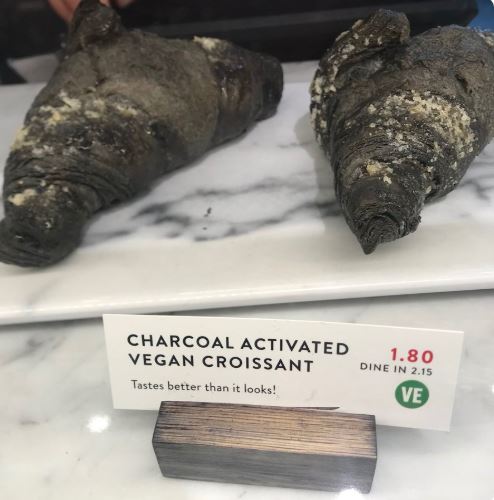 Croissant z čierneho uhlia Croissant z čierneho uhlia