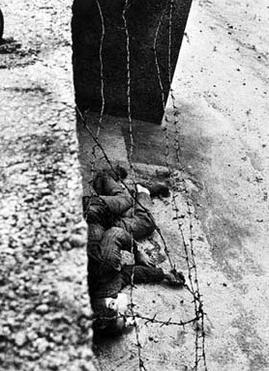 Pomozte mi přece!" křičel postřelený Peter Fechter u Berlínské zdi. Pohraničníci ho nechali bez pomoci vykrvácet Body_of_peter_fechter_lying_next_to_berlin_wall
