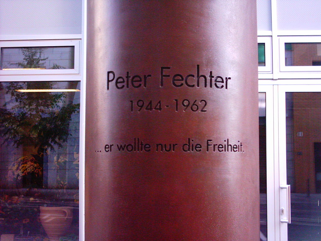 Pomozte mi přece!" křičel postřelený Peter Fechter u Berlínské zdi. Pohraničníci ho nechali bez pomoci vykrvácet Fechter_mahnmal_nah-vorderansicht