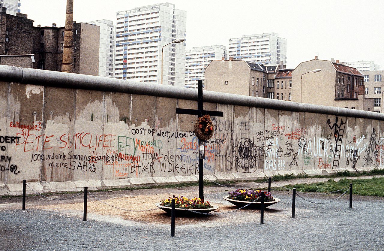Pomozte mi přece!" křičel postřelený Peter Fechter u Berlínské zdi. Pohraničníci ho nechali bez pomoci vykrvácet Peter_fechter_berlin_wall_memorial_1