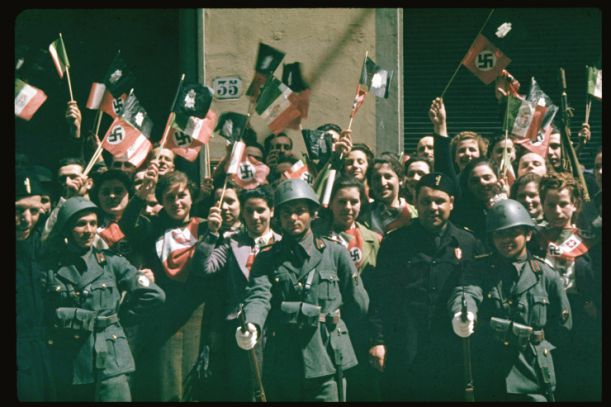 Dav-zdraví-nacistického-vůdce-ve-Florencii-během-Hitlerovy-státní-návštěvy-Itálie-1938