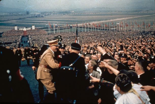 Hitler-zdraví-rozjásaný-dav-na-shromáždění-v-roce- 1937