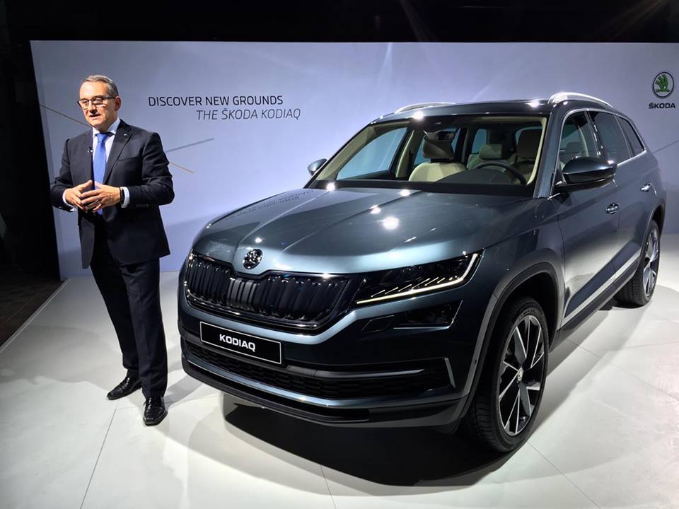 Skoda Kodiaq в салоне с бантом