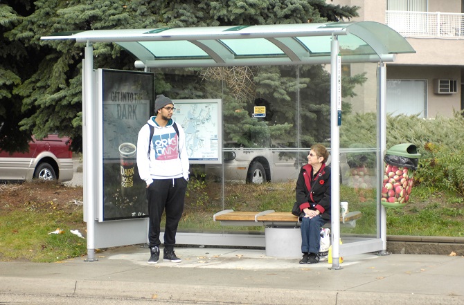 I m waiting for a bus. Автобусная остановка. Люди на остановке. Оригинальные автобусные остановки. Автобусная остановка с людьми.