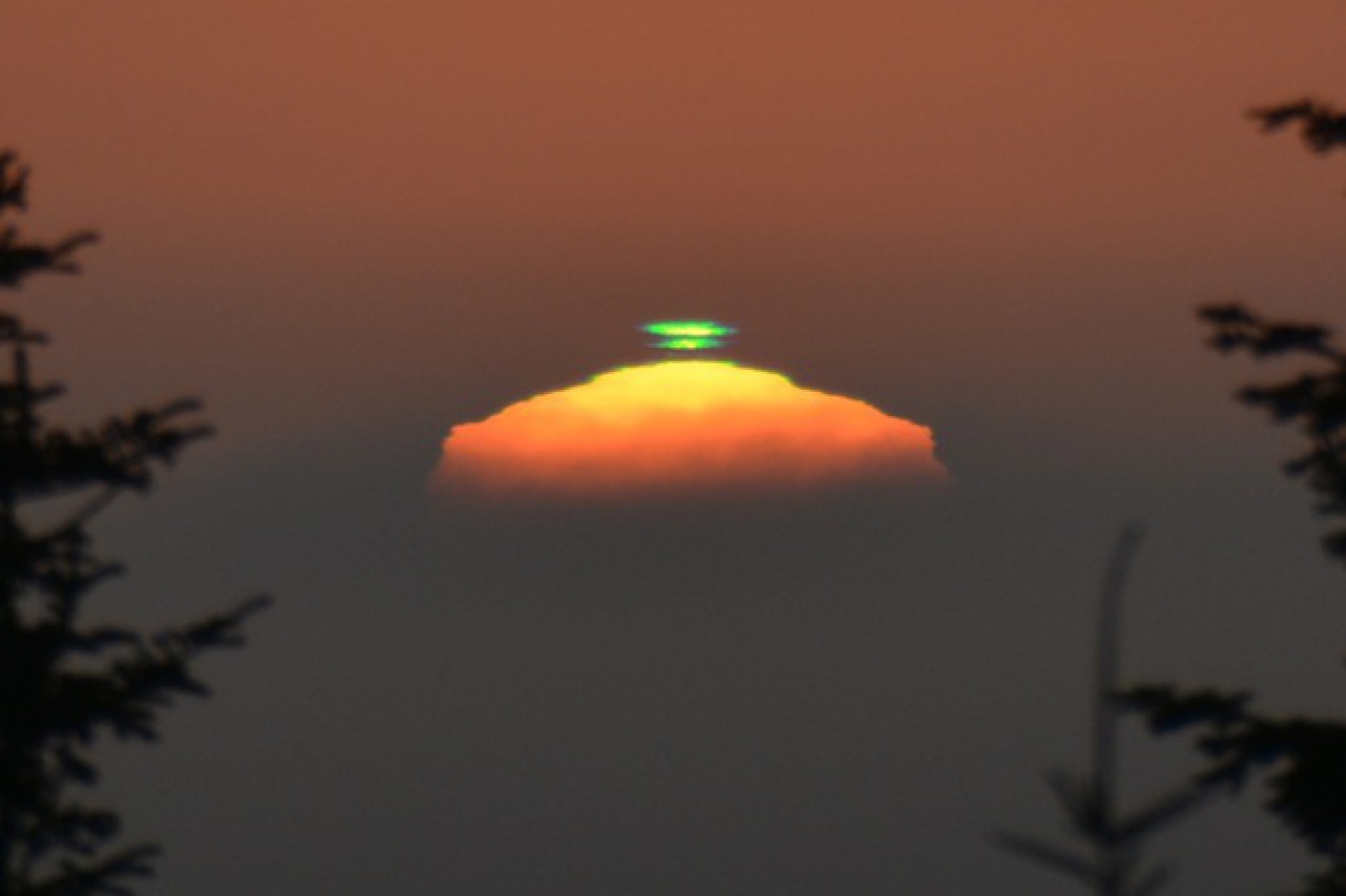 Close up of double green flash by Allen Vinson