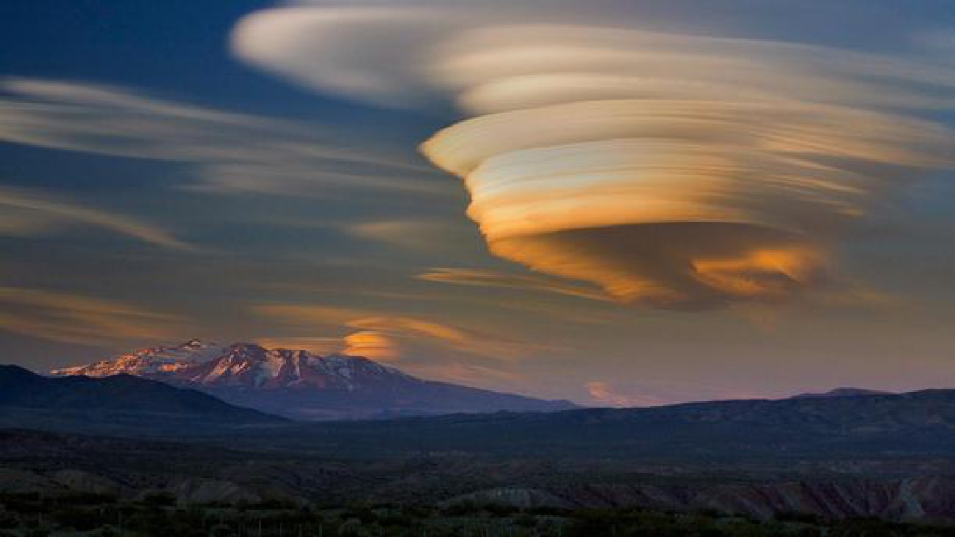 Lenticular-cloud-sunset-Patagonia-Argentina