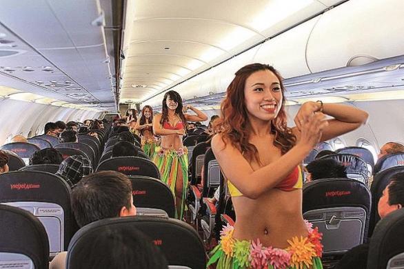 Vietnam Airlines dostaly za přehlídku letušek v bikinách mastnou pokutu, ale počet zákazníků po tomto „incidentu“ rapidně vzrostl.