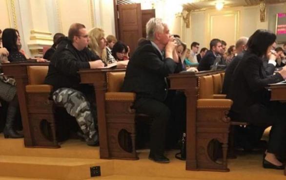 Muž, který přišel do Poslanecké sněmovny ČR v maskáčích, nedal českému národu pár dní spát.