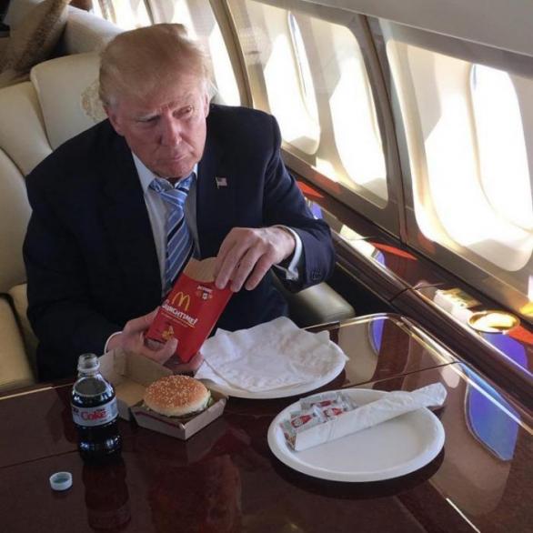 Donald Trump miluje fast foody a denně prý vypije až dvanáct plechovek dietní coly.