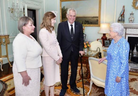 Oblečení MIloše Zemana a jeho manželky Ivany na audienci u britské královny lze popsat dvěma slovy: všechno špatně.