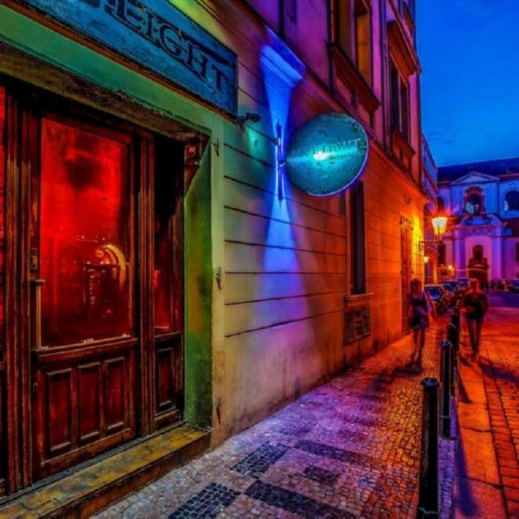 Blue Light Bar v Josefské ulici byl právem nejznámějším barem v Praze. Díky zákazu kouření ale musí po 22 letech skončit.