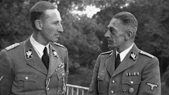 Jedněmi z architektů konečného řešení české otázky byli i Reinhard Heydrich a K. H. Frank.