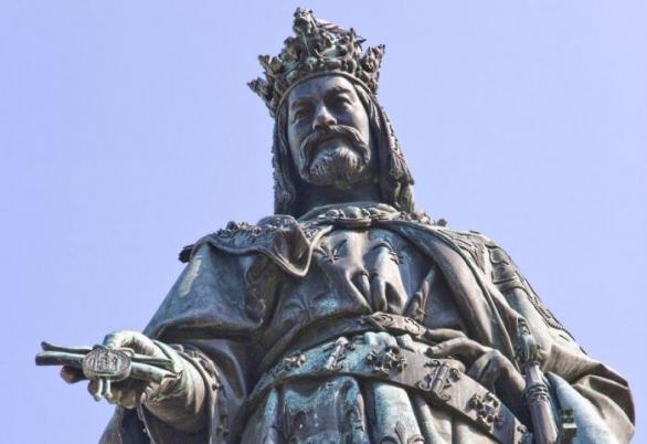 Socha Karla IV. poblíž Karlova mostu. Dočkáme se toho, že politicky korektní aktivisté budou požadovat její stržení?