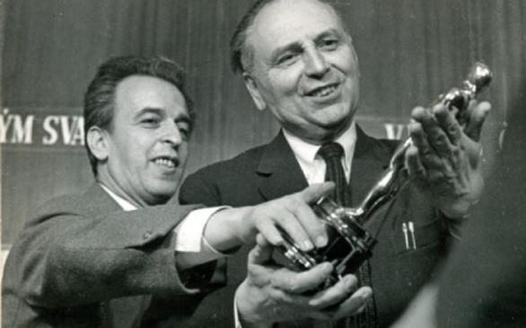 Režiséři Ján Kadár a Elmar Klos na předávání Oscarů. 
