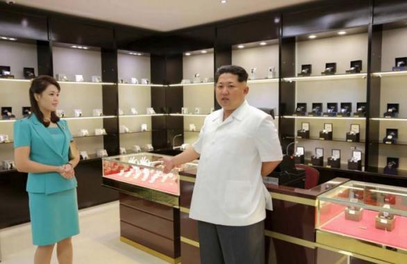 Kim Čong-un spolu se svou manželkou ukazuje místní obchod s luxusním zbožím. V zásadě severokorejské „Tuzexy“ slouží jako zdroj financování jaderných zbraní.