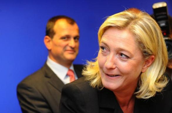 Kandidátka na prezidentku Francie Marine Le Penová je velmi výraznou političkou. Její partner Louis Aliot je naproti tomu spíše mužem v pozadí.