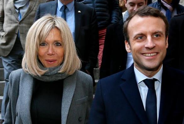 Emmanuela Macrona a jeho manželku Brigitte dělí 24 let. Zatímco on bude jako prezident působit jako mladíček, její věk je pro první dámu takovým víceméně standardem.
