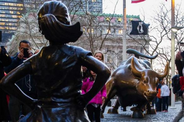 Socha odvážné holčičky se postavila nemilosrdnému býkovi z Wall Street. Myšlenka boje za rovnoprávnost dobrá, ale spíše by mohli zadavatelé z investičního fondu přijmout do svých řad nějaké ženy.