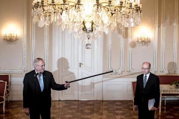 Miloš Zeman se s Bohuslavem Sobotkou nijak zvlášť nemusí. Přesto mu ale Sobotka spolupodepsal všechny jím udělená státní vyznamenání.