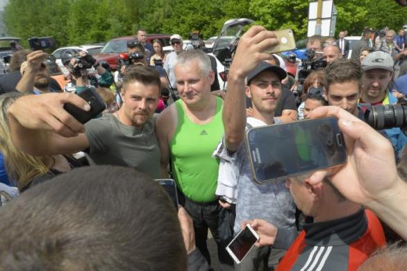 Selfíčka, úsměvy, autogramy. Člověk by ani nevěřil, že středem pozornosti je dvojnásobný nájemný vrah.