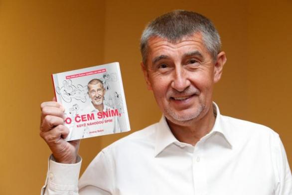 Andrej Babiš se svou knížkou. Ta ho nyní možná dostane do maléru.