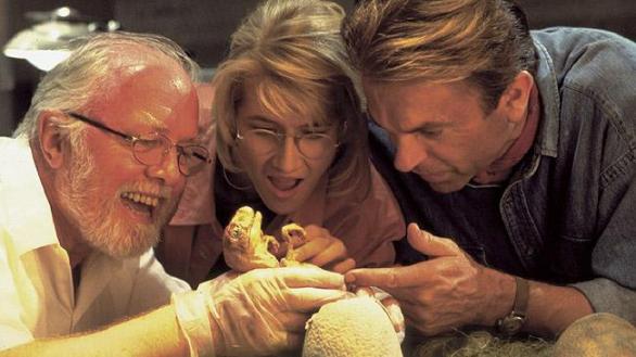 Jurský park má 127 minut dlouhou stopáž, dinosauři jsou tu ale skutečně vidět jen asi čtvrt hodiny. Není náhoda, že Hammond ve filmu nosí bílou a Ian Malcolm černou. Barva jejich oblečení reprezentuje, že o Jurském parku a znovuzrození dinosaurů přemýšlí zcela odlišně. Zdroj: https://g.cz/node/93801/