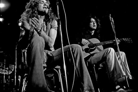 Koncert Led Zeppelin v roce 1973 v Německu. Robert Plant a Jimmy Page.