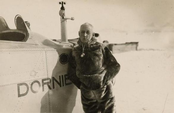 Norský polárník Roald Amundsen v roce 1925 na Špicberkách.