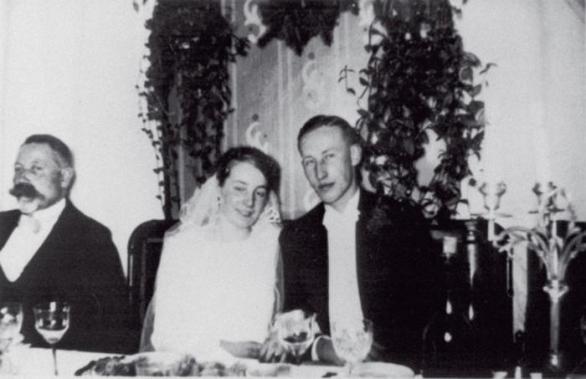 Lina a Reinhard se seznámili na plese a hned věděli, že spolu dokážou velké nacistické věci. Lina a Reinhard se seznámili na plese a hned věděli, že spolu dokážou velké nacistické věci.